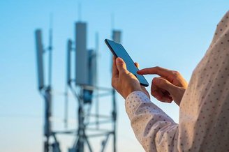 No modelo proposto, as grandes torres de celulares serão trocadas por várias pequenas estações.