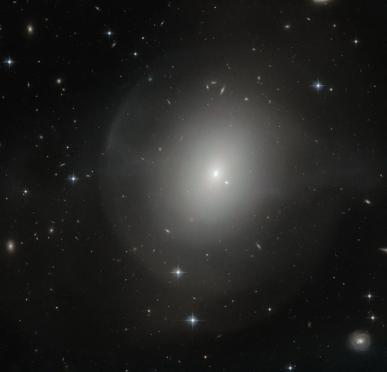 A galáxia NGC 2865 fica a 100 milhões de anos-luz da Terra. 