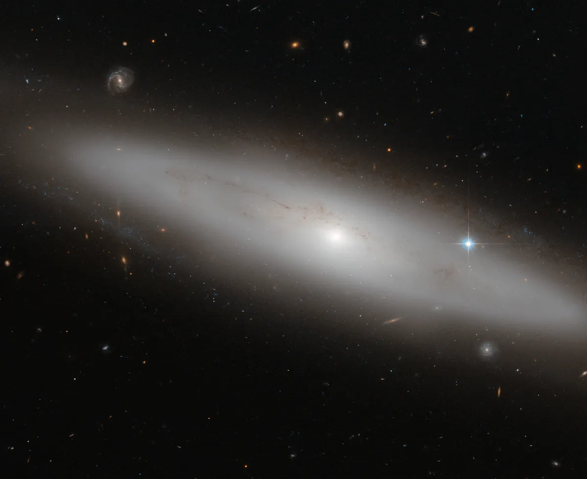 A galáxia lenticular NGC 4886 contém muitas estrelas antigas.