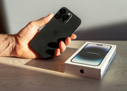 Um número ainda não confirmado de iPhones foi alvo do novo spyware detectado pela Apple. (Imagem: Getty Images)