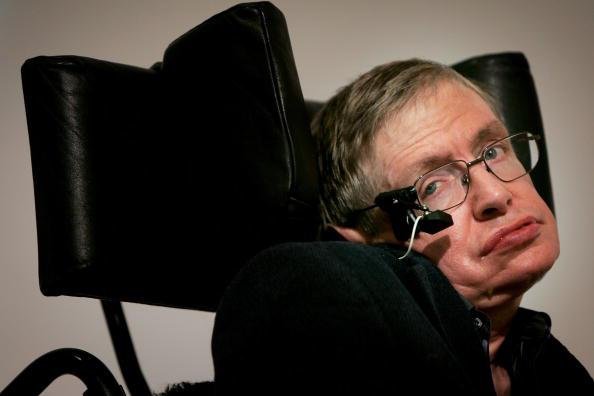 Stephen Hawking concordava na necessidade de buscar por extraterrestres, mas ele não era a favor de contatá-los; o físico e cosmólogo faleceu em 2018.