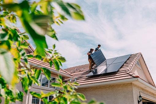 Descubra ainda quais são os principais benefícios ao migrar da energia elétrica para a energia solar. (Getty Images/Reprodução)