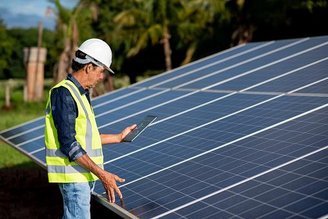 Há pelo menos dois tipos de painéis para serem utilizados durante a produção de energia solar. (Getty Images/Reprodução)