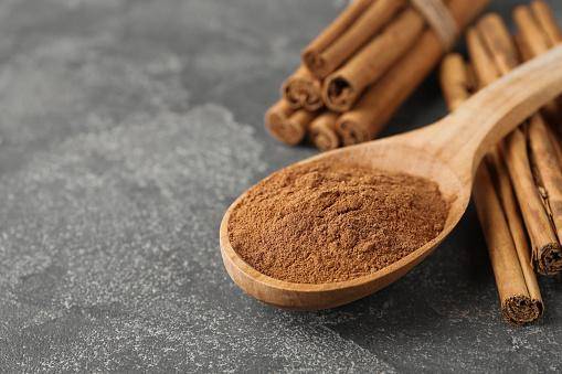 Comer canela em pó em grandes quantidades pode ser perigoso para os pulmões. (Fonte: Getty Images/Reprodução)