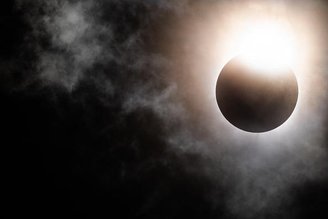 Por conta do afastamento constante da Lua, a ciência explica que os eclipses solares totais não acontecerão para sempre.