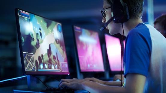 Fique de olho nas configurações do jogo para não sofrer nenhum problema referente ao stuttering. (Fonte: Getty Images)