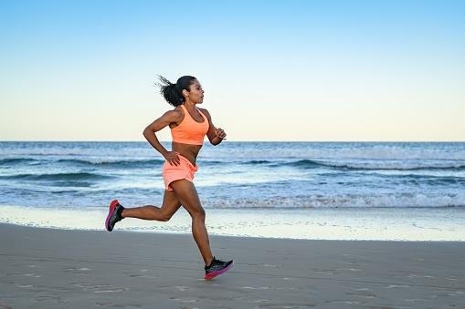 Caminhada, corrida, ciclismo, natação e remo são algumas das possibilidades de exercício aeróbio.