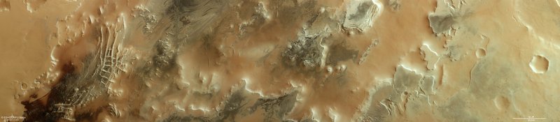 A imagem fotografada pela sonda Mars Express apresenta a região conhecida como Cidade Inca; a maioria das manchas pode ser vista na região mais escura à esquerda.
