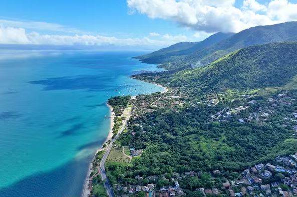 Um dos grandes problemas do serviço de distribuição de água tratada em Ilhabela ocorre durante a alta temporada; a população pode ser multiplicada por até 20 nesse período.