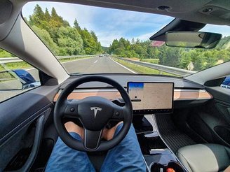 As tecnologias de assistência ao motorista da Tesla têm falhado em muitas ocasiões, segundo a investigação.