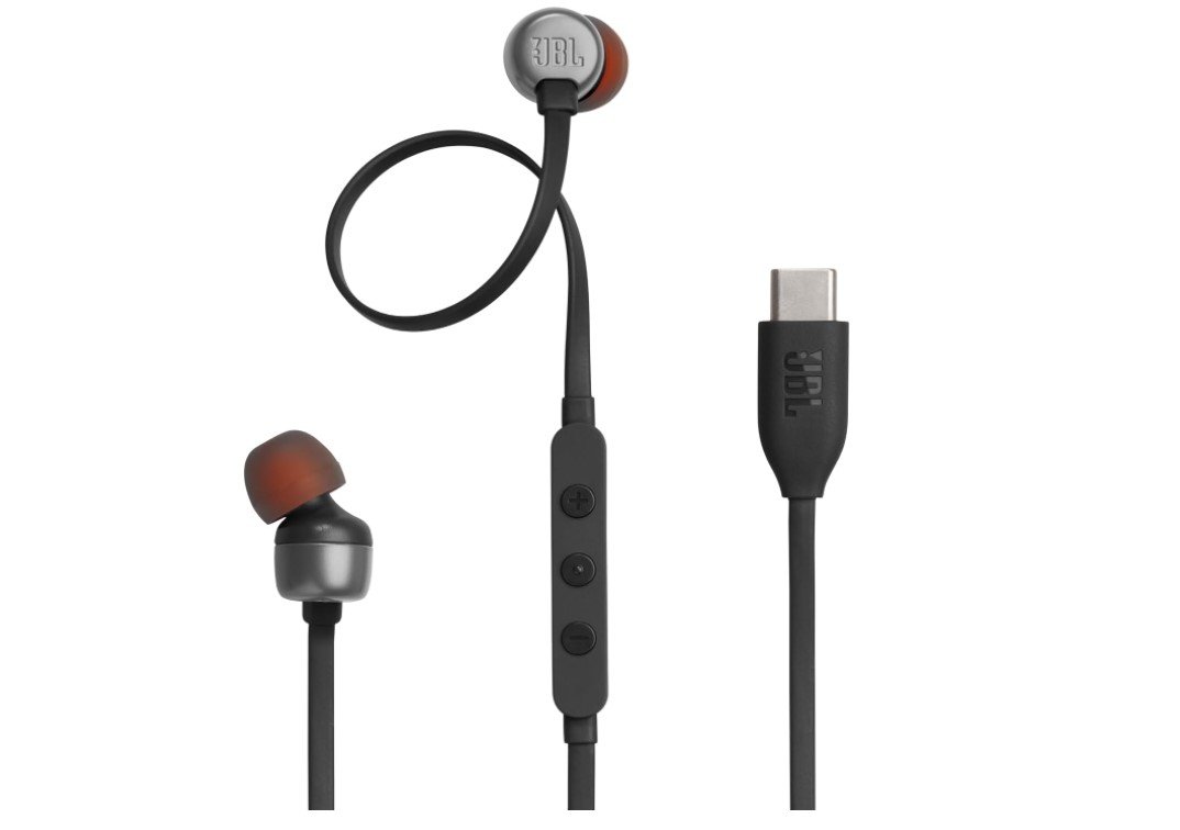 O fone de ouvido JBL Tune 310C traz conector USB-C e controles para ações rápidos no seu fio. (Imagem: Divulgação/JBL)