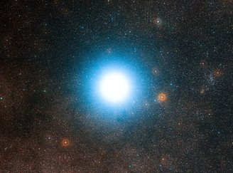 A imagem apresenta o sistema estelar Alpha Centauri.