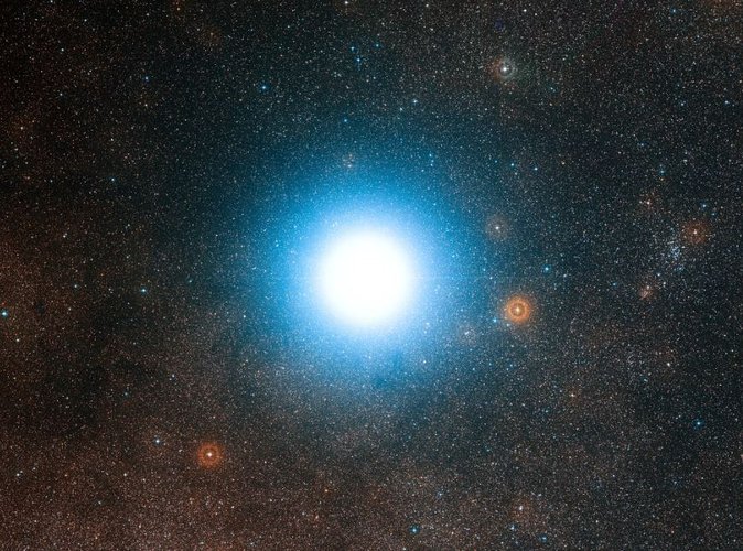 A imagem apresenta o sistema estelar Alpha Centauri.