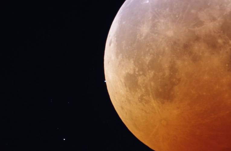 A imagem apresenta a ocultação lunar do planeta Uranus, no dia 8 de novembro de 2022.