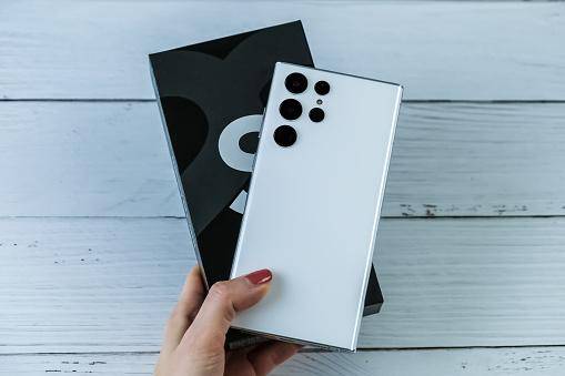 Os celulares mais antigos ficaram sem a maior parte das funções do Galaxy AI. (Imagem: Getty Images)