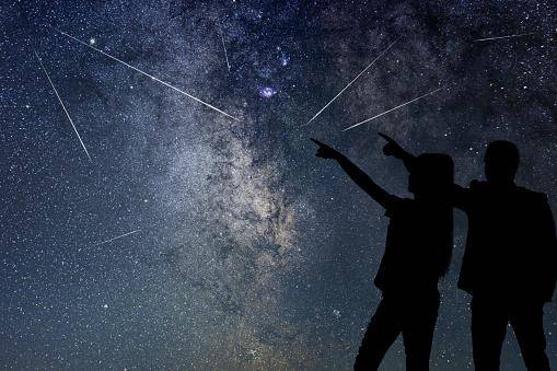 Na madrugada de domingo, a taxa de quedas esperada é 40-50 meteoros por hora.