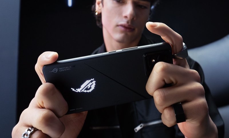 A tela traseira do ROG Phone 8 exibe animações configuradas pelo usuário.