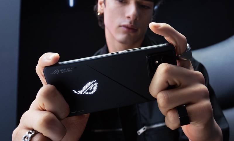 A tela traseira do ROG Phone 8 exibe animações configuradas pelo usuário.
