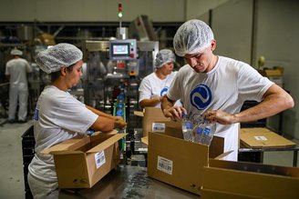 A Ambev vai produzir 850 mil latas de água por dia, em Viamão, para doar para a população do RS. (Imagem: Getty Images)