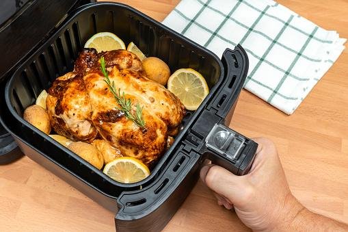 O uso correto da air fryer evita a formação da acrilamida nos alimentos.