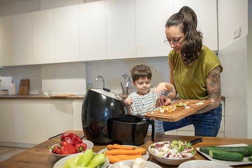 Acertar no tamanho da air fryer ajuda na otimização do seu tempo na cozinha.