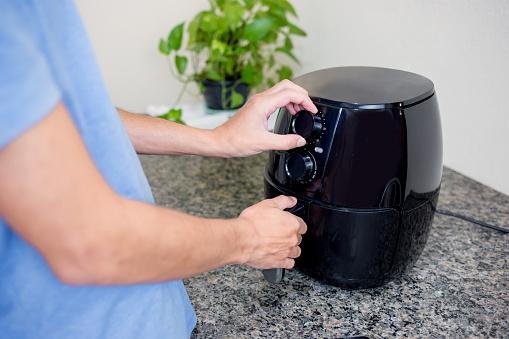 Exemplo de air fryer tradicional com sistema analógico.