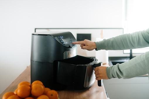 Exemplo de air fryer com sistema digital.