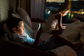 Alguns roteadores permitem configurações que atuam como uma espécie de filtro de pais, limitando o conteúdo acessado por menores de idade. (Fonte: Getty Images/Reprodução)