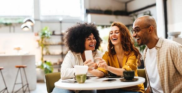 Em um local com muitas pessoas, criar uma rede de convidados é a certeza de garantir a segurança da sua conexão. (Fonte: Getty Images/Reprodução)