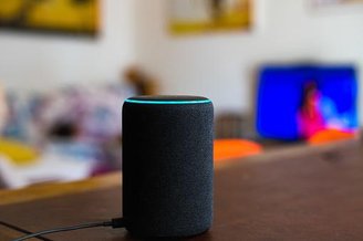 A Alexa, assim como uma mãe, sabe e faz de tudo um pouco. (Fonte: Getty Images/Reprodução)