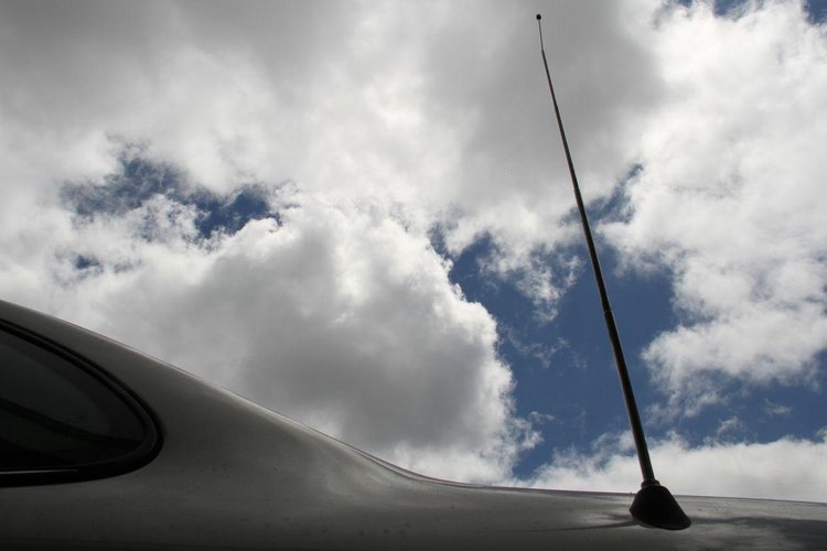 Muitas antenas elétricas eram ajustadas manualmente pelo motorista. (Fonte: AutoPapo/Reprodução)