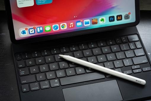 Toques duplos com o Apple Pencil abrem aplicativos rapidamente. (Fonte: Getty Images/Reprodução)