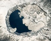 Vulcão Monte Nemru com cratera 'yin-yang' é fotografado do espaço pela ISS