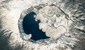 Vulcão Monte Nemru com cratera 'yin-yang' é fotografado do espaço pela ISS