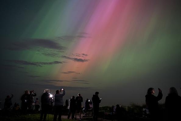 As ejeções de massa coronal se originaram na mancha solar AR3664, uma região do Sol que apresenta cerca de 16 vezes o tamanho da Terra.