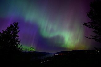 Os espectadores de Oregon, nos Estados Unidos, também puderam observar a aurora no céu noturno.