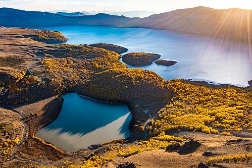 O lago interno do Nemru se formou de chuva, neve derretida ou lençóis freáticos.