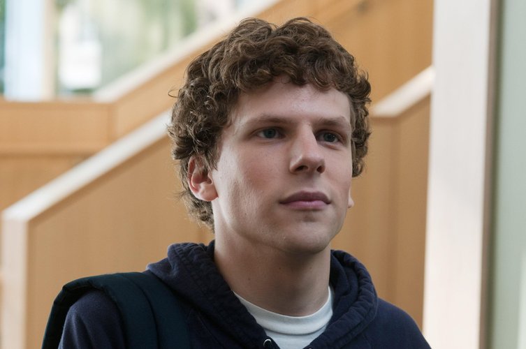 Jesse Eisenberg como Mark.