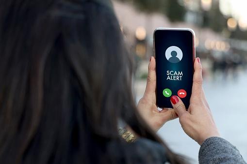 Atualmente, os alertas de golpes em chamadas ocorrem no momento da ligação. A nova ferramenta da Google vai analisar as chamadas em andamento para alertar os usuários. (Imagem: Getty Images)