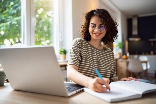 Na Educação à Distância você pode assistir as aulas online de qualquer lugar com acesso à internet. (Imagem: Getty Images)