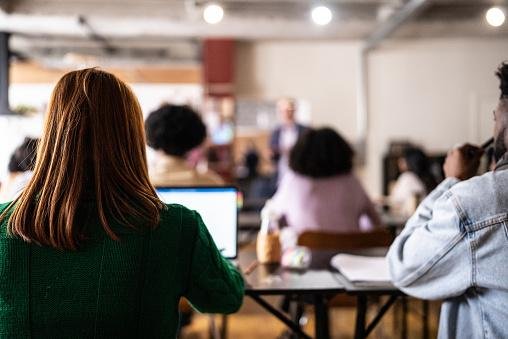 Na graduação normal é obrigatória a presença de alunos nas salas de aula. (Imagem: Getty Images)