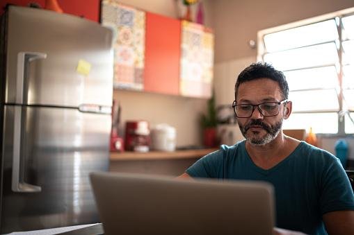 O Ensino à Distância ajuda bastante aqueles que possuem dificuldades para se locomover até universidades. (Imagem: Getty Images)