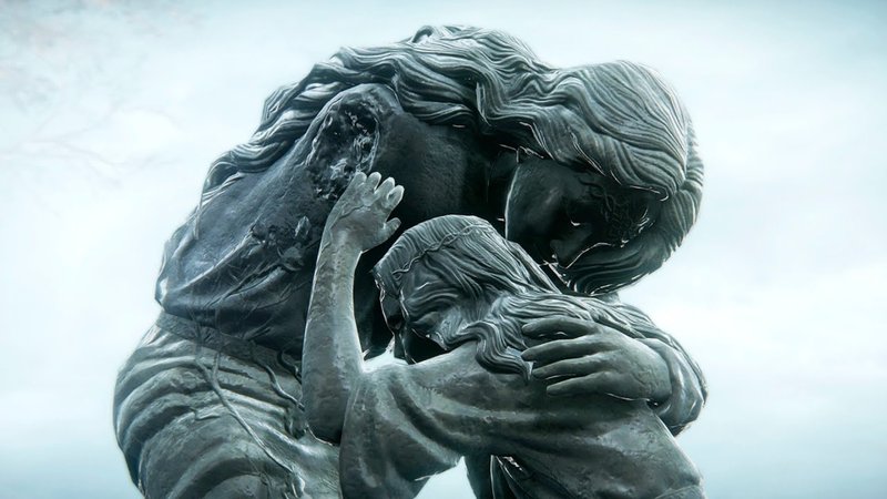 Estátua dos irmãos Malenia e Miquella nas Terras Intermédias de Elden Ring.