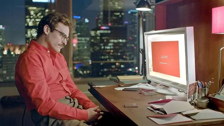 No filme "Her", o ator Joaquin Phoenix contracena com Samantha, que é dublada por Scarlett Johansson.