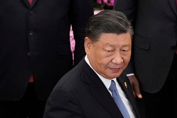 Chatbot de IA oficial da China utiliza um banco de dados alimentado com informações relacionadas à visão de mundo do presidente Xi Jinping. (Imagem: Getty Images)