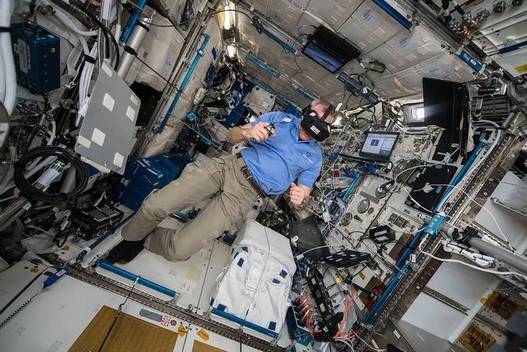 A imagem apresenta o astronauta David Saint-Jacques fazendo o experimento sobre percepção do tempo em um ambiente de microgravidade (ISS).