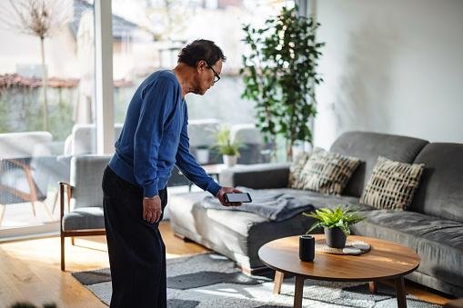 Os recursos da Alexa facilitam o seu uso por jovens e idosos. (Imagem: Getty Images)