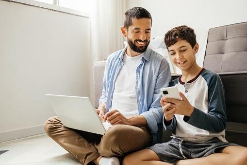 Uma das novidades permite que os pais acompanhem as movimentações financeiras dos filhos em tempo real. (Imagem: Getty Images)