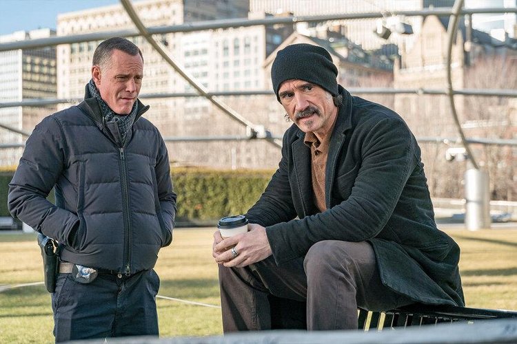 Hank Voight (Jason Beghe) e Alvin Olinsky (Elias Koteas) durante a 5ª temporada da série.