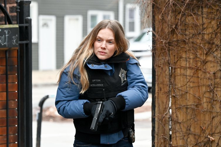 Tracy Spiridakos deixou o papel de Hailey Upton ao final da 11ª temporada.